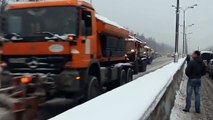 Assim é removida a neve nas estradas da Rússia