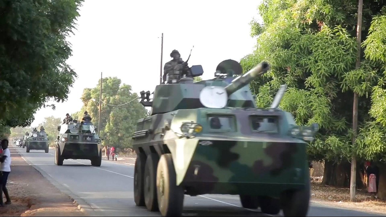 The Gambia: Yahya Jammeh faces military-force ultimatum