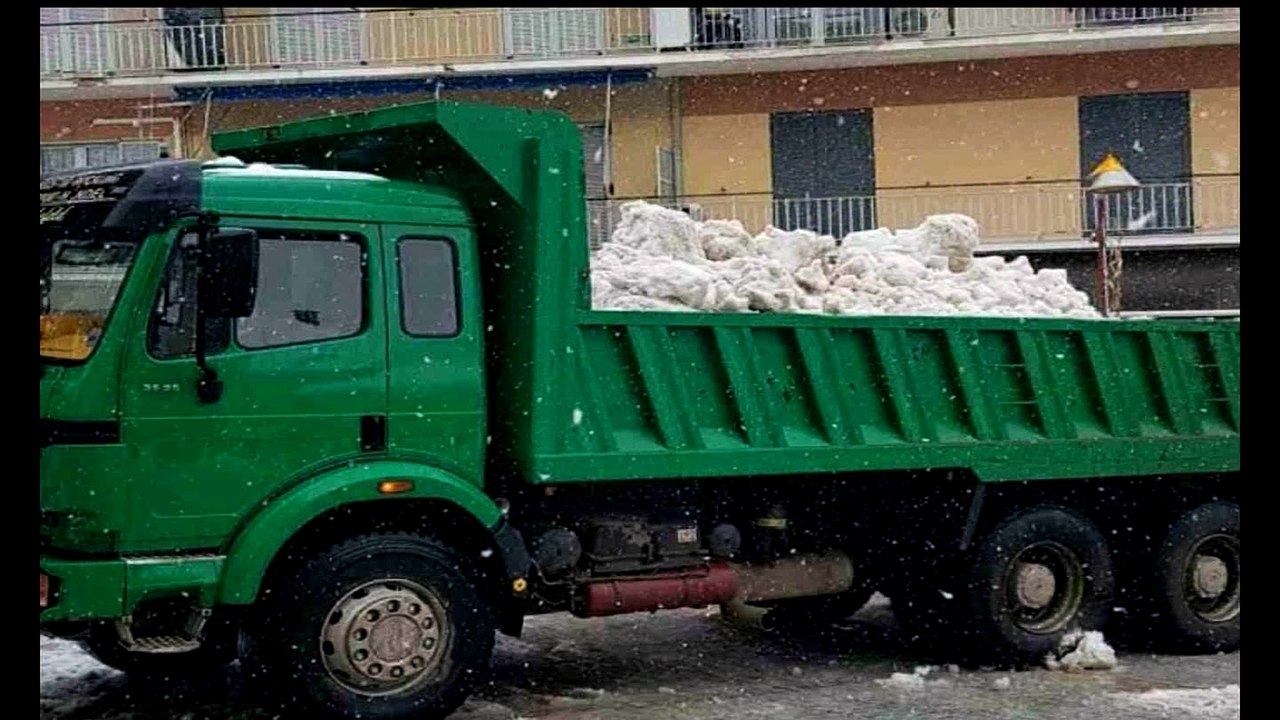 Φορτώνουν το χιόνι στο Καρπενήσι...και συνεχίζε...