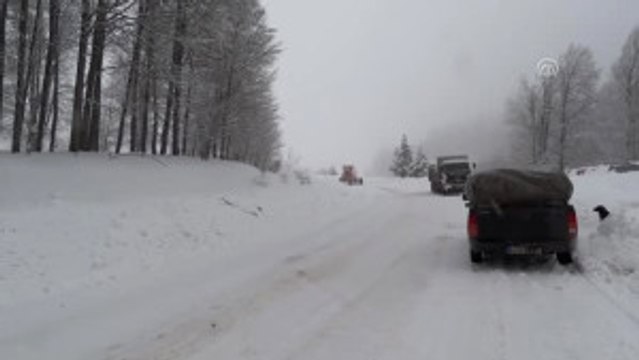 Kar Yağışı Nedeniyle Ulaşım Güçlükle Sağlanıyor