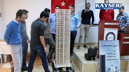 NNY ÜNİVERSİTESİNİN BİNA MAKETLERİ DEPREM TESTİNDEN GEÇTİ