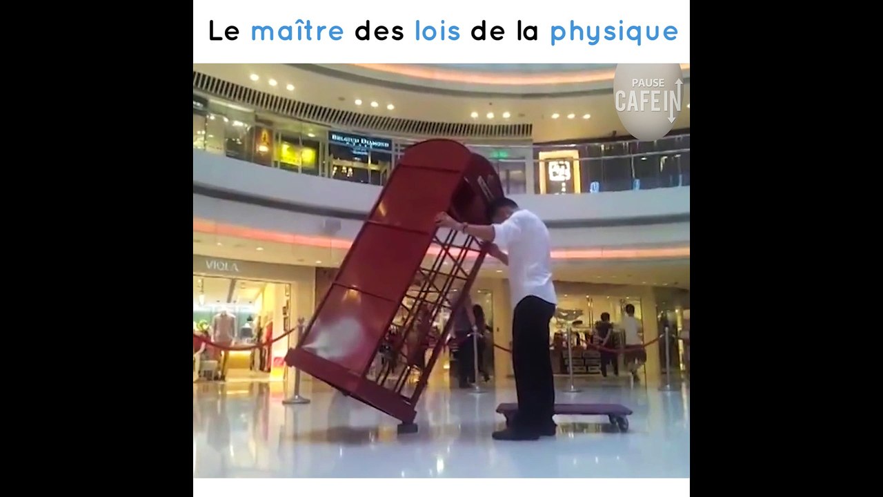 Cet homme fait tenir en équilibre tout ce qu'il trouve