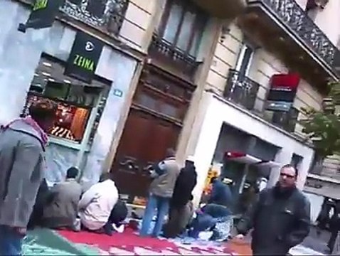 Prières de rue boulevard Barbés