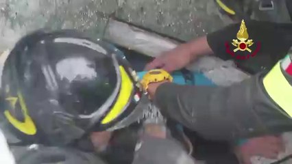 Les survivants sortis des décombres de l'hôtel enseveli par une avalanche