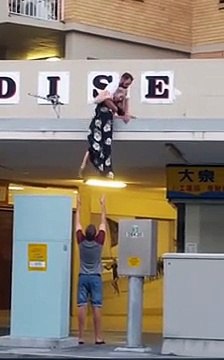 Il essai de sauver une femme mais ne fait qu'empirer la situation. Pire sauvetage de l'année