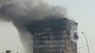 Un immeuble de 15 étages à Téhéran est en feu et va s'effondrer