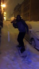 Alors qu'il fait du snowboard en ville, il se fait faucher par une voiture!