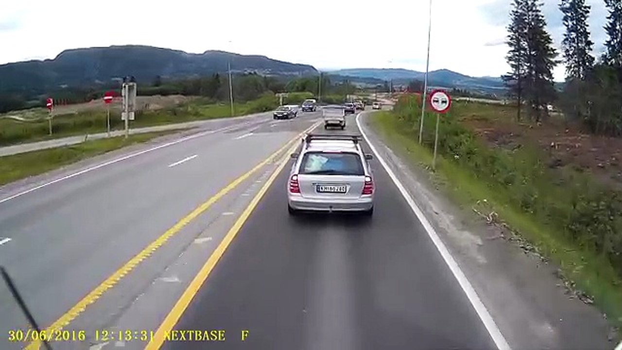 Une Mini Cooper freine devant un camion...