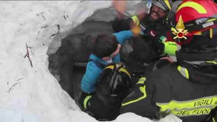 Aplausos y abrazos al extraer a supervivientes del hotel sepultado por alud