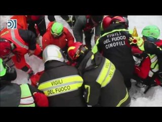 Rescatan al menos a ocho personas vivas en el hotel sepultado de Italia
