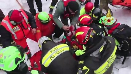 Les survivants sortis des décombres de l'hôtel enseveli par une avalanche