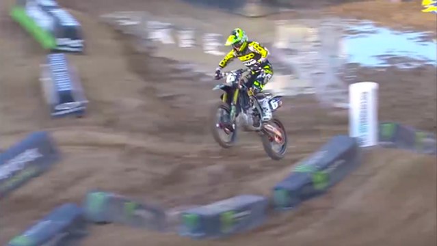 Un pilote de supercross fait une chute impressionnante !