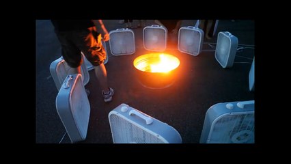 Portano 12 ventilatori intorno al falò e creano un enorme tornado di fuoco!