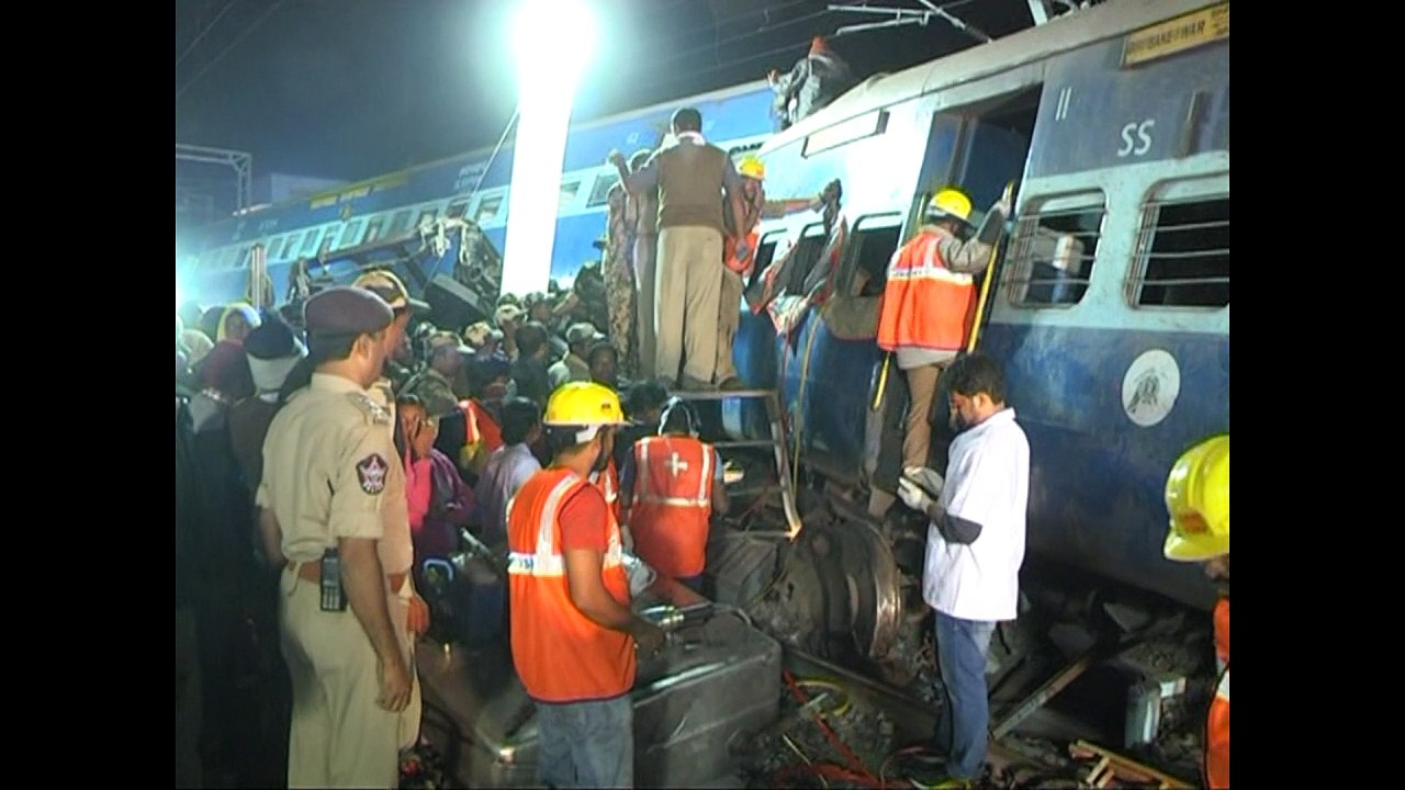 Dezenas de mortos em descarrilamento de trem