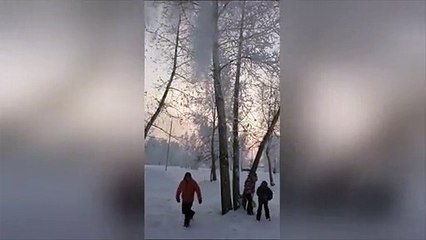 Este padre divierte a sus hijos con una mini avalancha de nieve