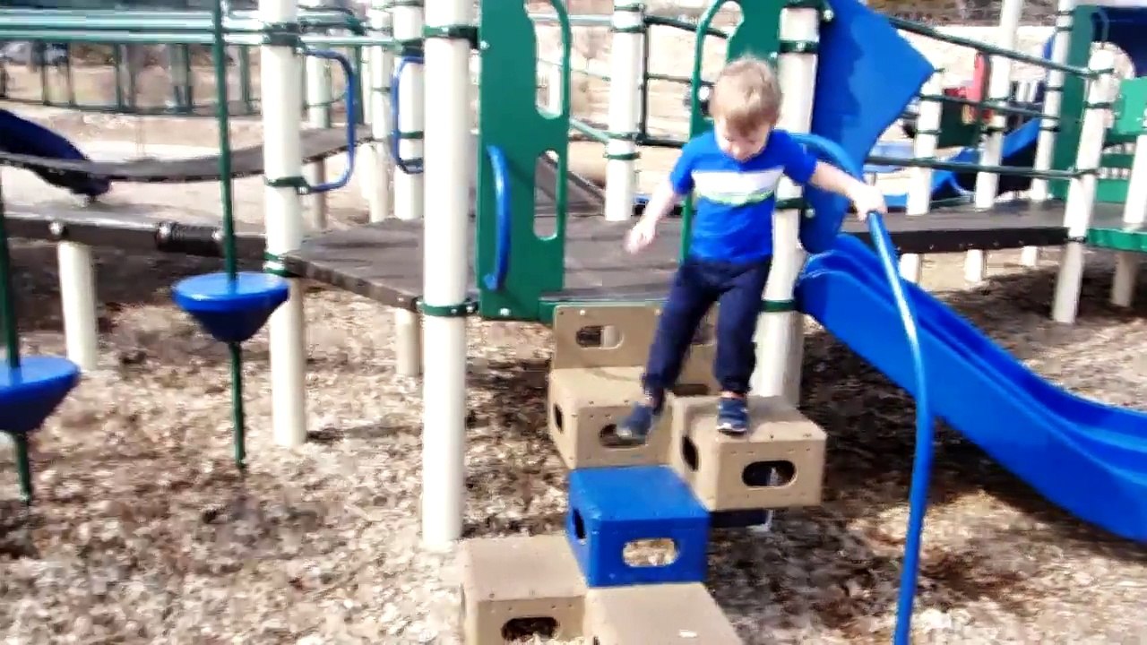 Детская площадка в Америке на озере Parkers Lake (playground)