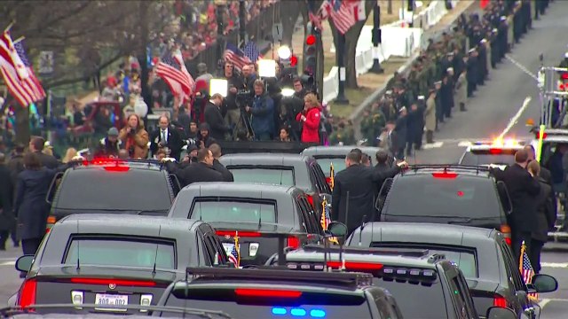 Trump desfila em Washington sob vaias e aplausos
