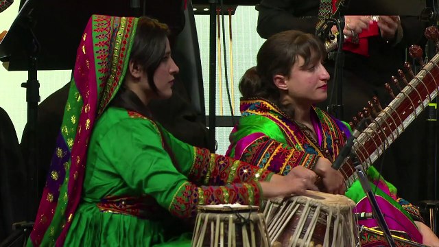 Le premier orchestre féminin d'Afghanistan clôture Davos