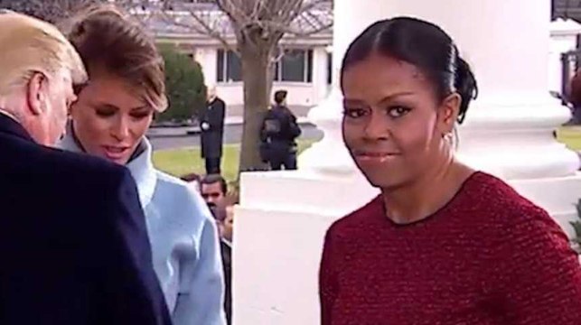 Michelle Obama n'a pas pu cacher sa gêne en recevant ce cadeau de Melania Trump