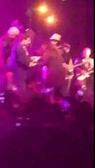 En plein concert, un chanteur s'interrompt pour sauver une de ses fans