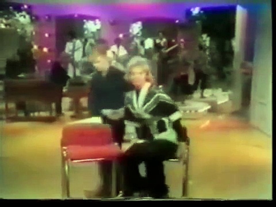 David Bowie - Rare - Dinah Shore 1975 - Interview #1 - clip2 [SD ]