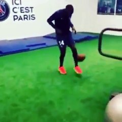 Blaise Matuidi enchaîne les jongles avec un ballon de football américain