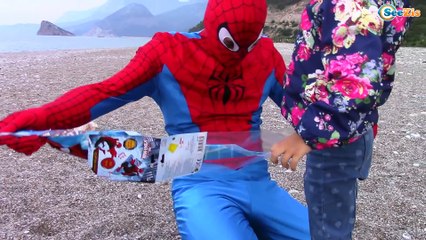 SPIDERMAN. Ярослава с Человеком Пауком запускают воздушного змея. Видео для детей
