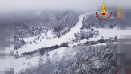 Localizan a 10 personas con vida en el hotel seputaldo por un alud de nieve en Italia