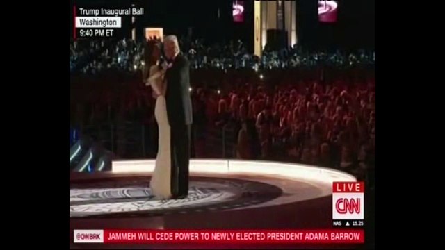 الرئيس الأمريكى يراقص زوجته ميلانيا فى حفل التنصيب