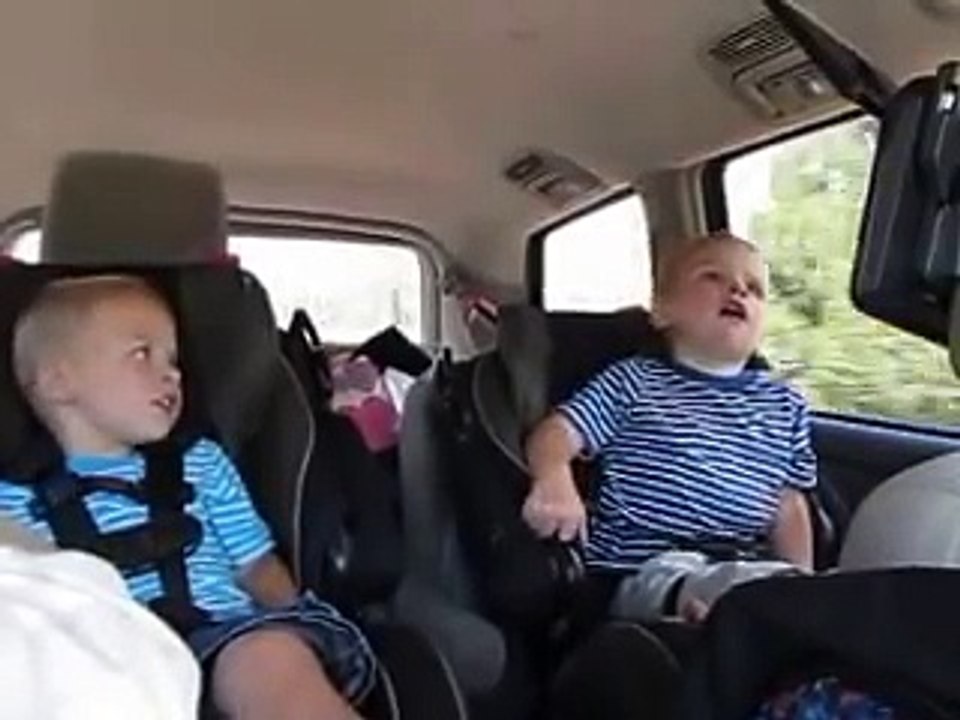 2-Year-Old Identical Twins Sing 'Telling the World' From Rio-jhdbqMhIHus