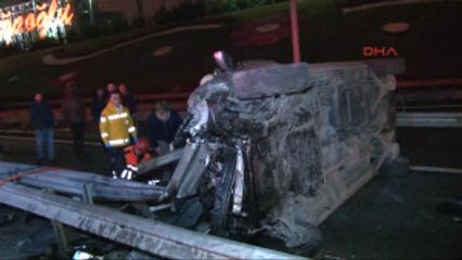 Bariyerlere Çarpan Minibüs Hurda Yığınına Döndü 1 Ölü