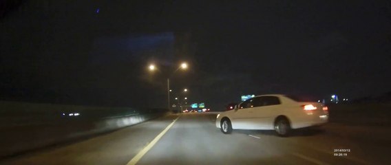 Cet automobiliste se fait couper la route et c'est le crash en pleine autoroute