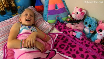 The ZippySack Zippered Blanket (it's awesome)-SRnCrj8XVz8