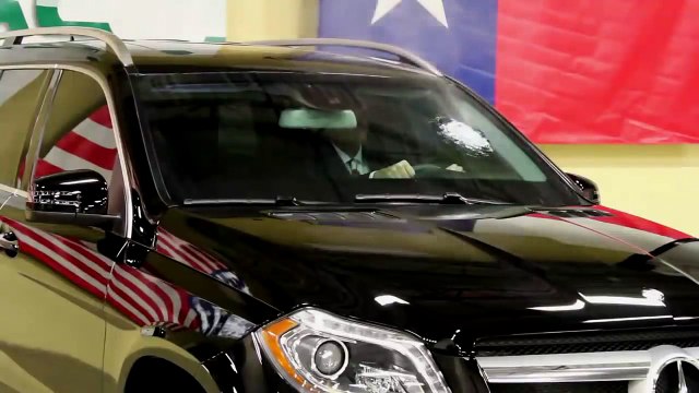 Tester le pare-brise blindé de cette Mercedes à coup de Kalashnikov