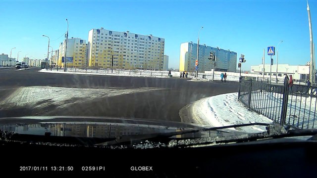 Un camion frole un piéton qui a eu beaucoup de chance en traversant la route