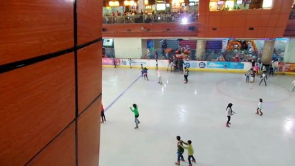Belajar Ice Skating di BX Rink Bintaro Exchange