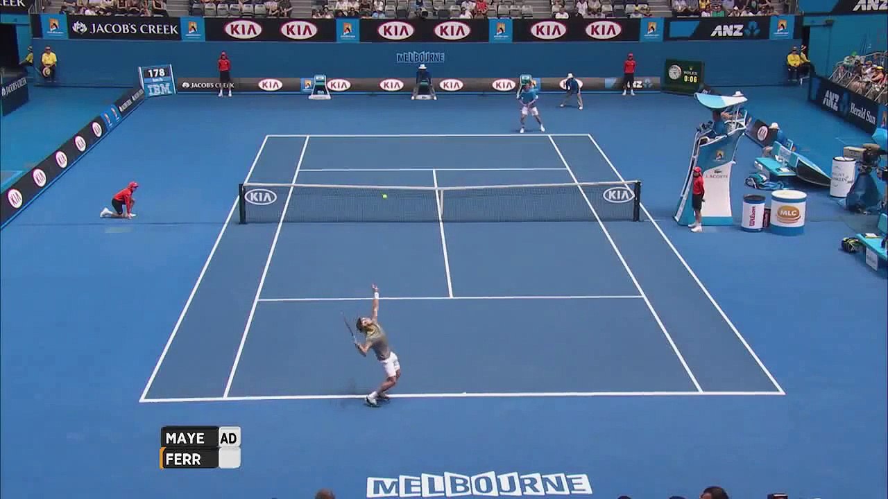 Open d'Australie - Une ramasseuse de balles prend un retour en plein visage