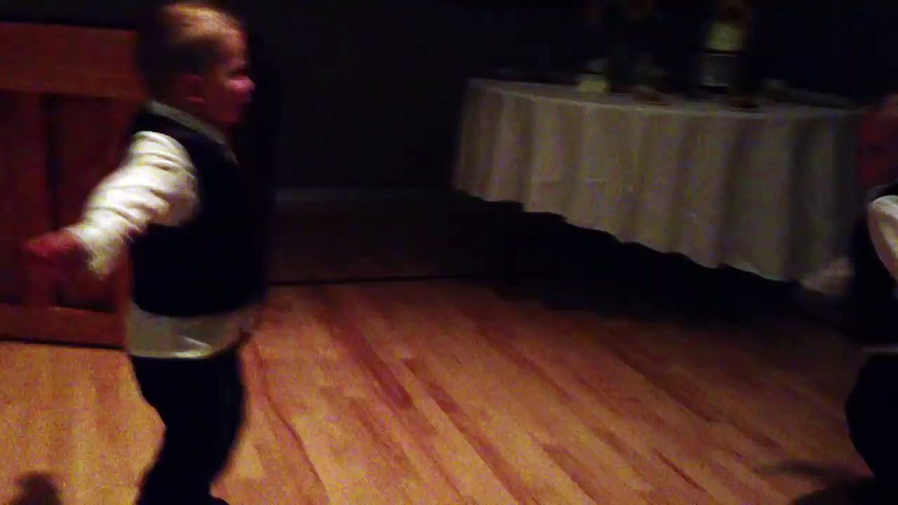 Twins Fight at Wedding-PDQReyoate4