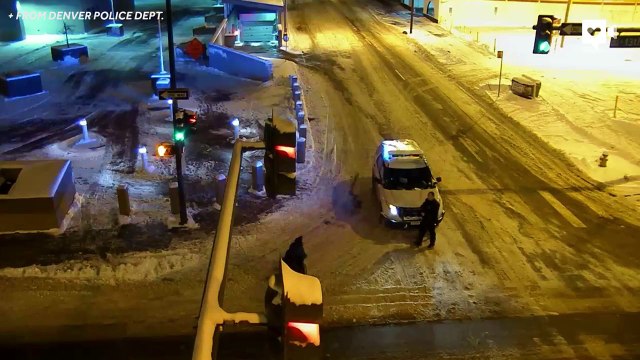 Police officer helps wheelchair-bound man across icy road-4tkDDh7LgSw