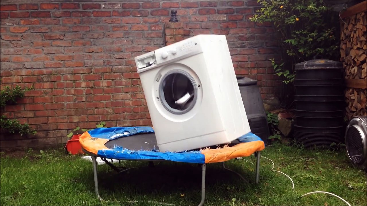 Machine à laver + briques + trampoline = gros carnage!