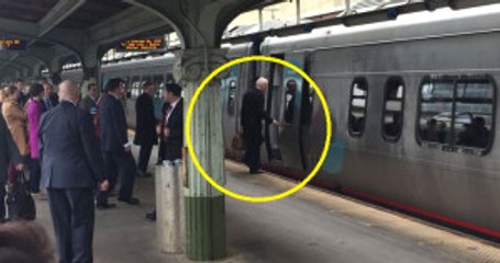 Obama'nın Yardımcısı Evine Trenle Döndü