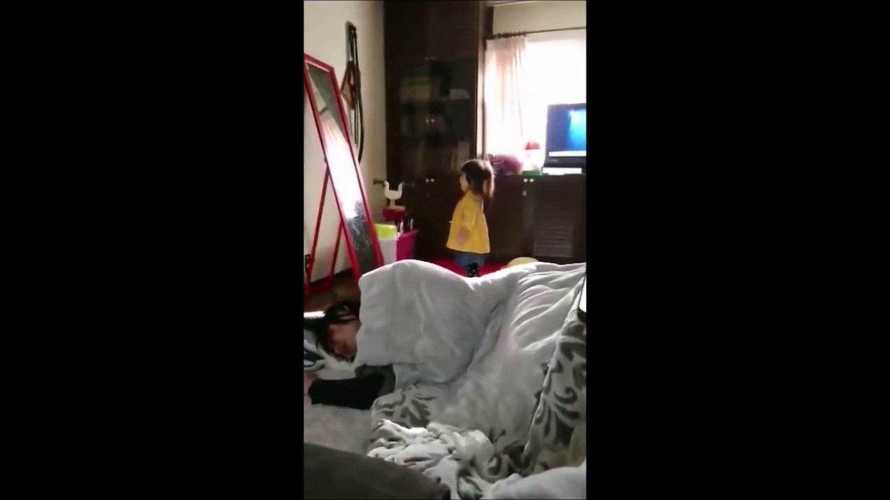 Cette fillette adorable tombe sur les fesses en éternuant! Trop mignon