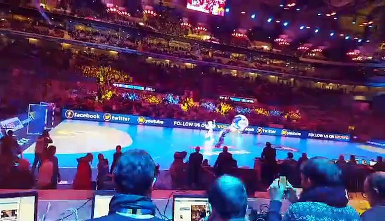 Mondial 2017 | Les mascottes Rok et Koolette mettent l'ambiance à Lille.