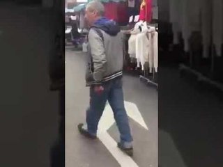 Un homme ivre prend sa bière pour son téléphone !