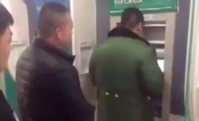 Comment cacher son code secret au distributeur !