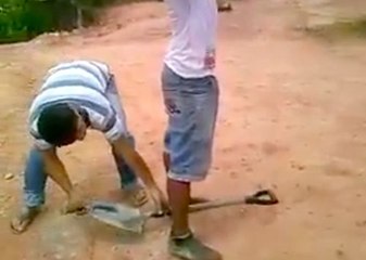 Un homme fait une blague à un ami à lui !