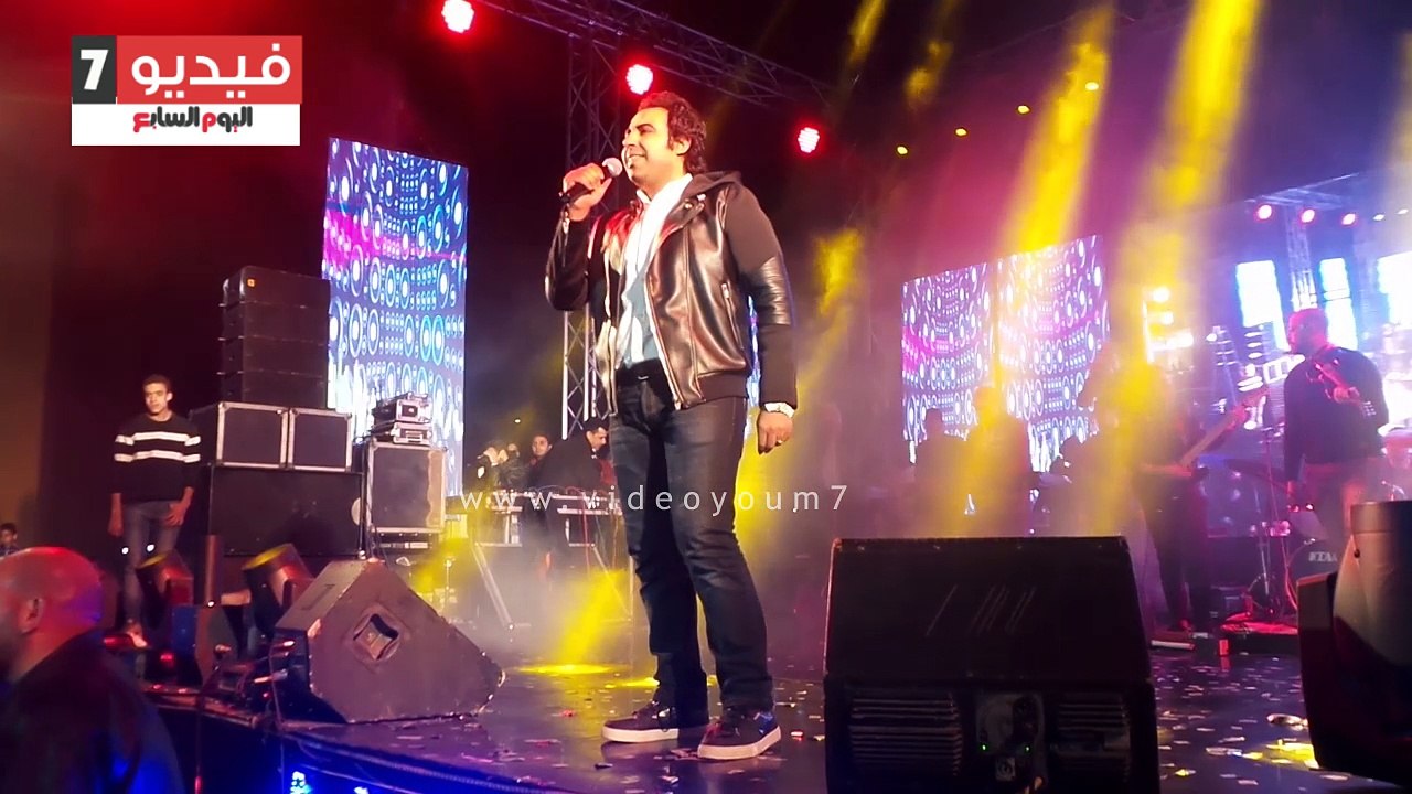 محمد عدوية يغنى "كام سؤال" لايف