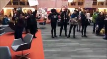 Un étudiant s'énerve contre une manif anti-Trump dans une bibliothèque