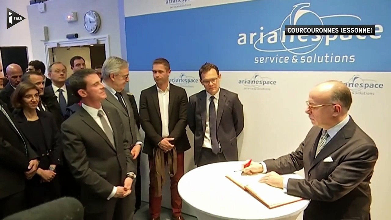 Bernard Cazeneuve chez Manuel Valls à Evry-9sjBBkNFNds