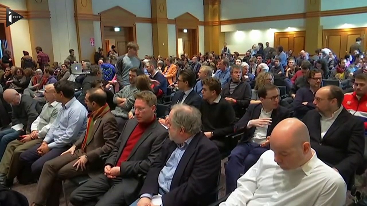 Macron à la rencontre des Français de Berlin-_8WyEoKqSMo